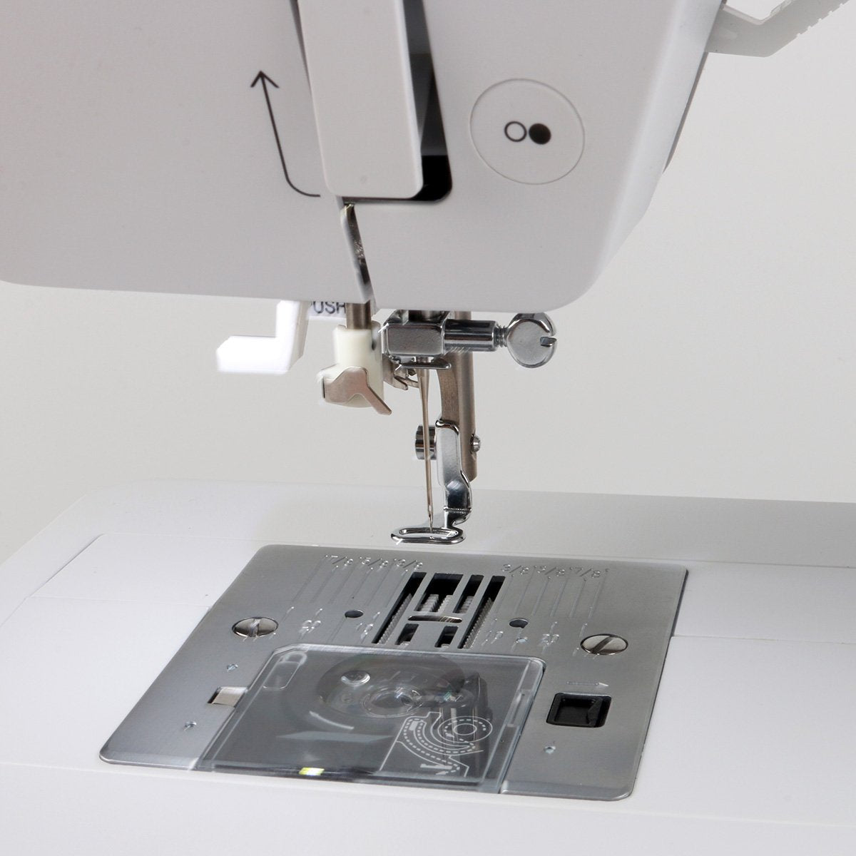Bernina 4260366210536 Bernette Chicago 7 Machine à coudre et à broder, Blanc