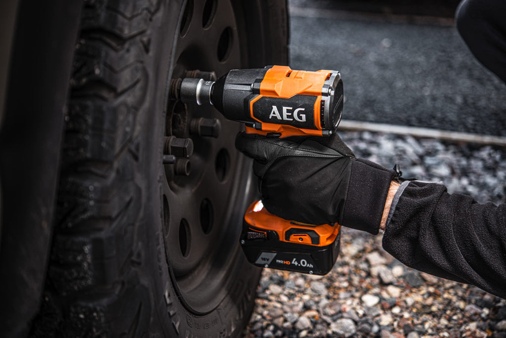 AEG - Pack 3 outils Brushless - Perceuse à percussion 18V, boulonneuse à chocs 18V, meuleuse 125 mm 18V, 2 batteries 4,0 Ah, chargeur, sac de rangement - JP18AA3-402B LK1